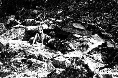 Jen, cave woman / Schwarz-weiss  Fotografie von Fotograf Salt Spring Design | STRKNG