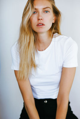 Minimalist Beauty / 2024-06-07 Minimalist Beauty / Portrait photography by Photographer Stéphane Mossé | STRKNG