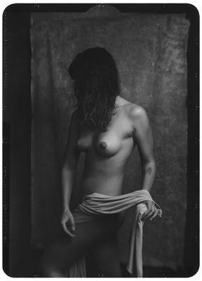 Pietra - 13x18cm x-ray film reversal processed with paRodinal and Peroxyacetic Solution. / 2024-10-19 Pietra - 13x18cm x-ray film reversal processed with paRodinal and Peroxyacetic Solution. / Nude photography by Photographer J Saidler ★8 | STRKNG