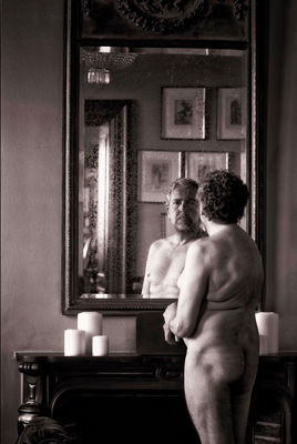 Undressed 2023 – homage to Helmut Newton / Portrait  Fotografie von Fotograf Dieter Roeseler | STRKNG