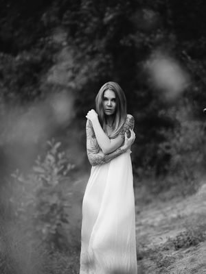 Schwarz-weiss  Fotografie von Model Caro W ★1 | STRKNG