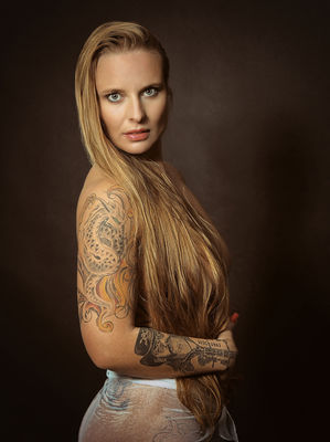 Zwischen Licht und schweigen - den Blick ganz empfunden Zwischen Licht und schweigen - den Blick ganz empfunden / Portrait Fotografie von Fotograf Ralf Matz | STRKNG